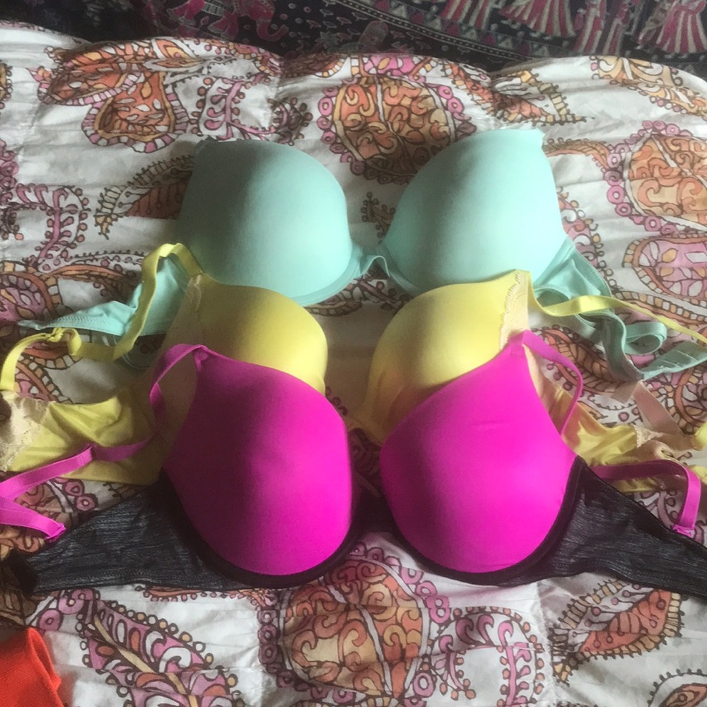 32D VS BRAS